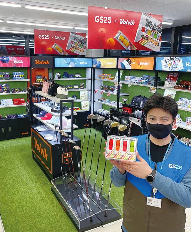 GS리테일이 11월 20일 문을 연 GS25파주부흥점 내의 골프용품 복합 매장. 사진 연합뉴스