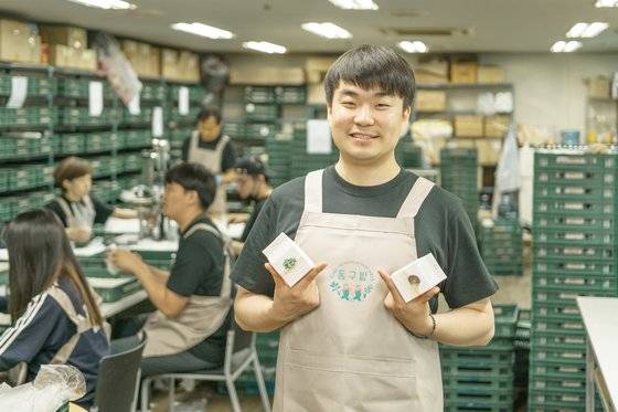 노순호 동구밭 대표가 천연 성분이 들어간 비누를 선보이고 있다. 동구밭의 천연비누에는 상추·케일·오이·바질·라벤더 등 텃밭에서 기른 작물이 첨가된다.