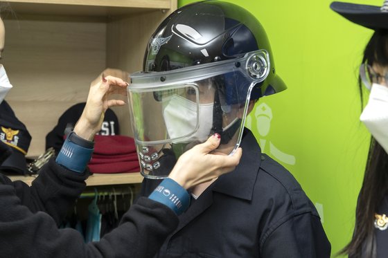 경찰 제복 착용실에서 전의경 기동대원들이 쓰는 방석모를 착용해 본 안강 학생기자.