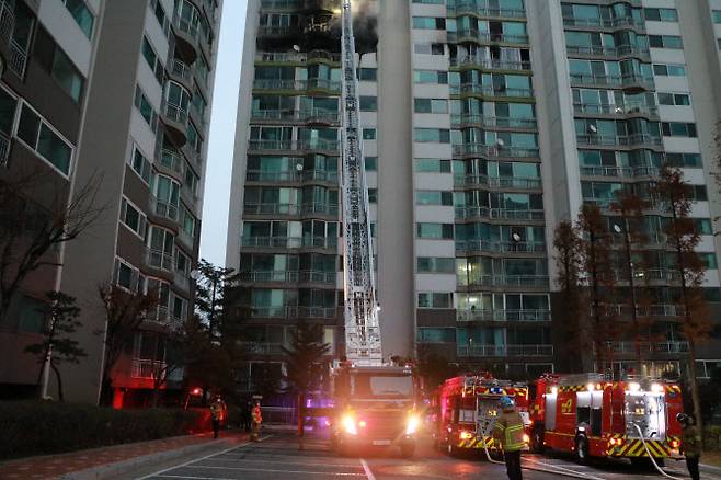 1일 오후 4시 37분께 군포시 산본동의 25층짜리 아파트 12층에서 불이 났다.(사진=경기도소방재난본부)