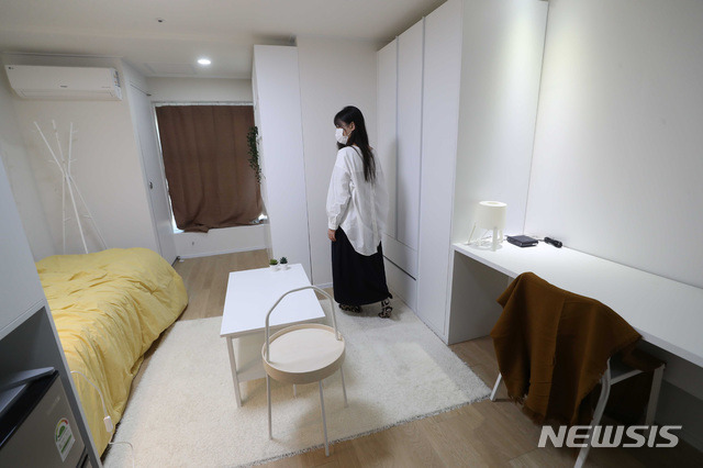 [서울=뉴시스] 이영환 기자 = 1일 오전 신종 코로나바이러스 감염증(코로나19) 여파로 장기간 공실 상태에 있던 도심 내 관광호텔을 리모델링한 청년 맞춤형 공유주택 안암생활의 모습이 보이고 있다. 한국토지주택공사(LH)는 대학생·청년의 주거안정을 위해 청년 맞춤형 공유주택 안암생활을 공급하고 지난 달 30일부터 입주를 시작했다고 밝혔다. (공동취재사진) 2020.12.01. photo@newsis.com
