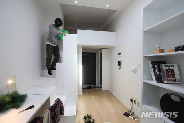 [서울=뉴시스] 이영환 기자 = 1일 오전 신종 코로나바이러스 감염증(코로나19) 여파로 장기간 공실 상태에 있던 도심 내 관광호텔을 리모델링한 청년 맞춤형 공유주택 안암생활의 모습이 보이고 있다. 한국토지주택공사(LH)는 대학생·청년의 주거안정을 위해 청년 맞춤형 공유주택 안암생활을 공급하고 지난 달 30일부터 입주를 시작했다고 밝혔다. (공동취재사진) 2020.12.01. photo@newsis.com