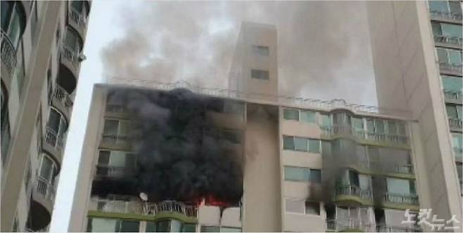 1일 오후 4시 37분쯤 화재가 발생한 경기 군포시 산본동 백두한양9단지. (사진=경기도소방재난본부 제공)