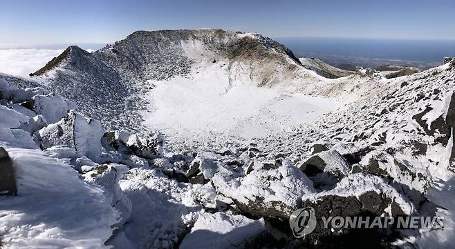 눈쌓인 한라산 백록담 (제주=연합뉴스) 겨울로 접어든 1일 한라산 정상 백록담에 눈이 쌓여 장관을 연출하고 있다. 2020.12.1 [독자 고원상씨 제공. 재판매 및 DB 금지] koss@yna.co.kr