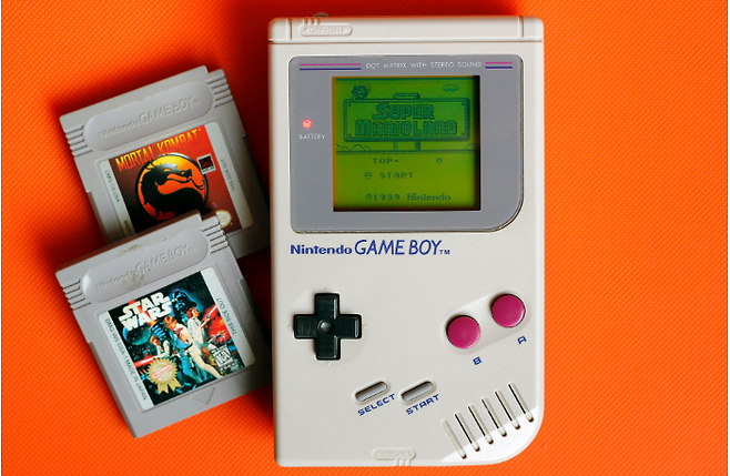 (녹색 계열의 4색 액정이었고 어두운 곳에서도 플레이하기 어려웠지만 어렸을땐 꿈의 게임기 그 자체였다)