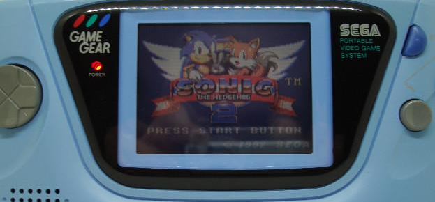 (화면이 흐려서 밤에 불끄고 해야하는 게임기였지만 그래도 칼라 게임기였다!)