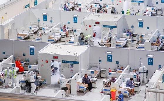 지난달 13일 러시아 모스크바에서 크릴라츠코예 얼음궁전의 임시 병원에서 의료진들이 코로나19 환자를 진료하고 있다. [로이터=연합뉴스]