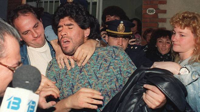 1991년 4월 26일 아르헨티나 부에노스아이레스에서 디에고 마라도나가 코카인 소지로 체포당하고 있다.