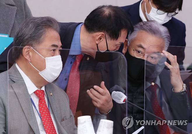 정진석, 박진 의원과 대화하는 김석기 간사 (서울=연합뉴스) 안정원 기자 = 2일 서울 여의도 국회에서 열린 외교통일위원회 전체회의에서 국민의힘 김석기 간사(가운데)가 정진석(오른쪽), 박진 의원과 대화하고 있다.  2020.12.2 jeong@yna.co.kr