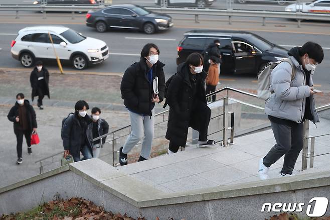 2021학년도 대학수학능력시험일인 3일 오전 충북 청주시 세광고등학교에서 수험생들이 시험장으로 들어서고 있다. 2020.12.3/뉴스1 © News1 김용빈 기자