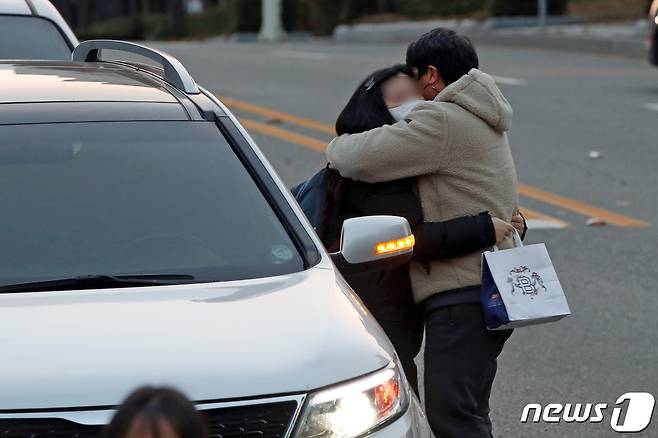 2021학년도 대학수학능력시험일인 3일 오전 광주 서구 상일여자고등학교에서 수험생 부녀가 포옹하고 있다. 2020.12.3/뉴스1 © News1 황희규 기자