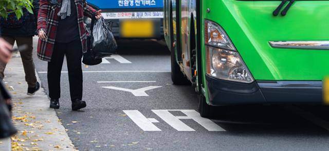 지난달 13일 서울 중구 남대문시장 인근의 정류장에서 한 노인이 버스정류장을 한참 벗어나 정차한 마을버스를 타기 위해 힘겹게 걸음을 옮기고 있다.