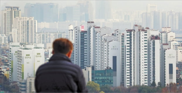 보유세 부담이 커지면서 서울 임대차 시장에서 반전세 거래가 크게 늘고 있다. 서울 응봉산에서 바라본 성동구 아파트 단지들.  연합뉴스