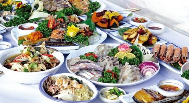 통영음식의 진면목을 볼 수 있는 다찌집의 해산물들.  이상희 사진작가 제공