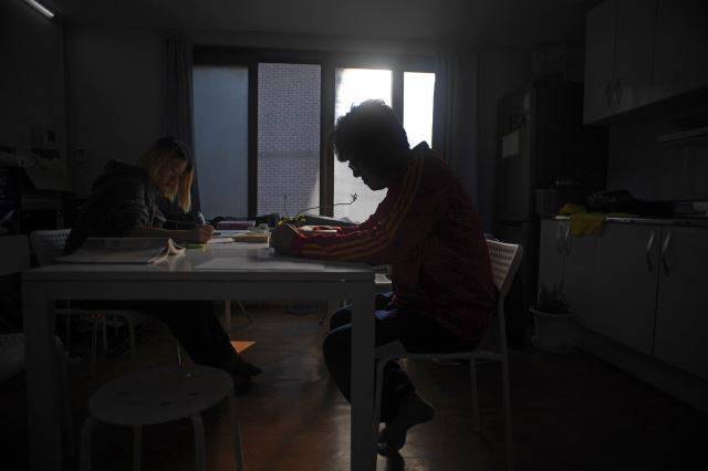 지난달 16일 서울 성북구에 위치한 은둔형 외톨이 재활센터 K2인터내셔널 코리아에 입소한 청년들이 책을 읽고 있다. 윤성호 기자