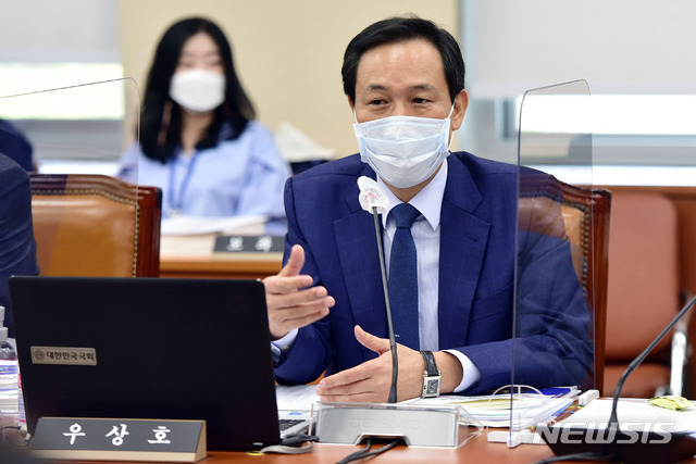 [서울=뉴시스] 최동준 기자 =  우상호 더불어민주당 간사가 7일 서울 여의도 국회에서 열린 과학기술정보방송통신위원회의 과기부 등에 대한 국정감사에서 의사진행발언을 하고 있다. (공동취재사진) 2020.10.07.  photo@newsis.com