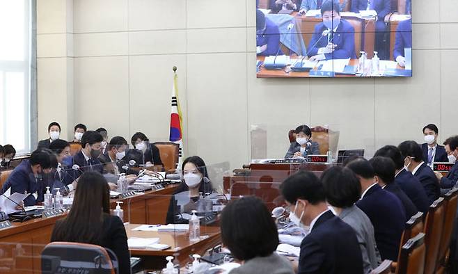 국회 행정안전위원회가 3일 전체회의를 열고 경찰청법 개정안 등 상정 안건을 논의하고 있다. 허정호 선임기자