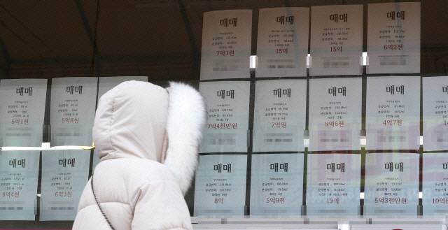1일 세종시 한 중개업소 게시판에 전월세 물건은 없고 매매 물건만 붙어 있다.감정원에 따르면 11월 전국 아파트 매매는 물론 전월세 가격이 동반 급등했다./연합뉴스
