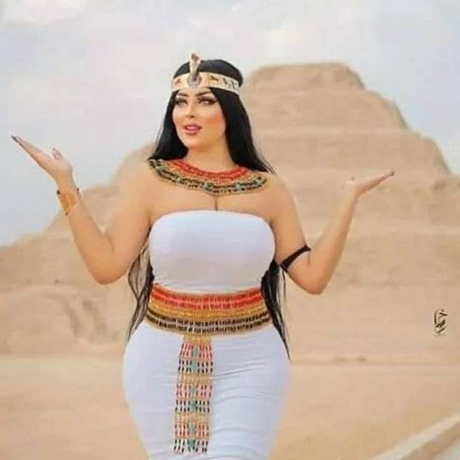 피라미드 배경으로 포즈 취한 살마 알시미 살마 알시미 인스타그램 갈무리. 재판매 및 DB 금지.