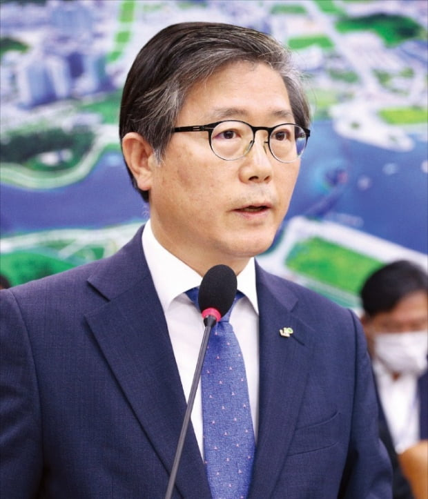 문재인 대통령이 변창흠 LH 사장을 국토교통부 장관 후보자로 4일 지명했다. 변 후보자가 지난 8월 국회 국토교통위원회 전체회의에 참석해 업무보고를 하고 있다.  뉴스1