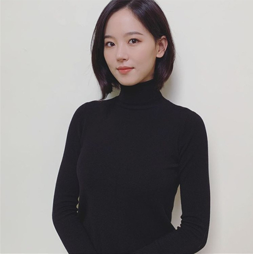 Kang Han-Na Goddess Beauty Calls Single SicknessActor Kang Han-Na shows off goddess beautyKang Han-Na released a picture on his Instagram on the afternoon of the 4th without any other contents.Kang Han-Na in the public photo is staring at the camera in a black turtleneck, especially with a single-headed hair that makes her look outstanding.On the other hand, Kang Han-Na is appearing as a cause of the TVN weekend drama Start Up.