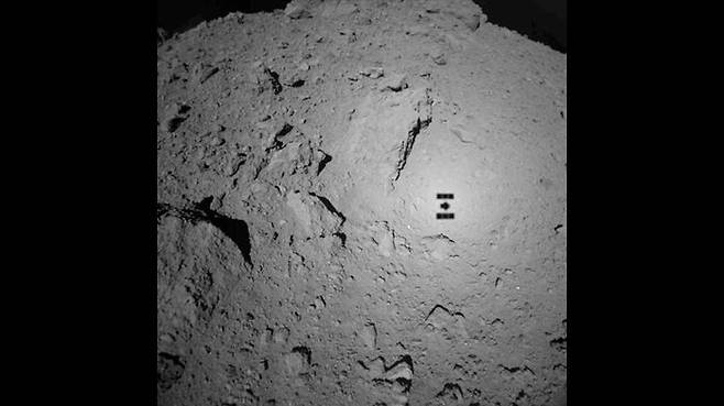 2018년 9월 21일, 하야부사2가 류구 상공 70m에서 촬영. 하야부사2의 그림자가 선명하다(출처 : JAXA)