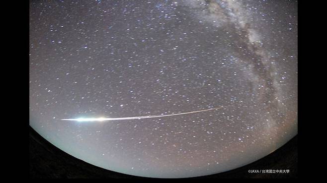 대기권에 돌입한 뒤 불타 유성처럼 보이는 하야부사1의 마지막 모습 (출처 : JAXA/타이완국립중앙대학)