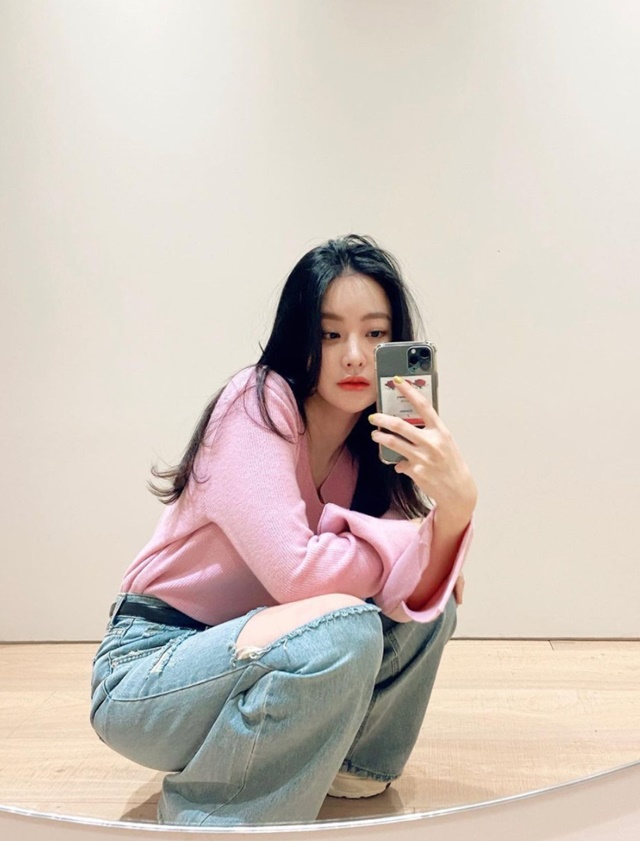 Oh Yeon-seo, pink nice+ ripped Blue jeans...Human SpringActor Oh Yeon-seo showed off a bright everyday look like Spring.Oh Yeon-seo posted a picture of a mirror selfie on her Instagram on the afternoon of the 4th.The photo shows Oh Yeon-seo in a pink neck and a wide blue jeans.Oh Yeon-seo sits close to the mirror and makes a ruthless look, sweeps his head and reveals a pure side.The naturally hanging black hair makes Oh Yeon-seos neatness stand out.The netizens responded that they were Oblivious, too pretty and human spring.Meanwhile, the comedy film Apgujeong Report (director Im Jin-soon), starring Oh Yeon-seo as the president of the finest esthetic shop, went into the second half after four months of filming.PhotoOh Yeon-seo SNS