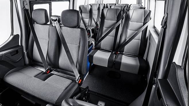 넉넉한 공간과 3넘식 벨트 적용으로 미니 버스의 기능에 충실하며 편안하다