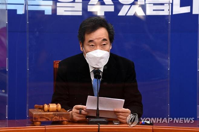 최고위 발언하는 이낙연 (서울=연합뉴스) 진성철 기자 = 더불어민주당 이낙연 대표가 4일 국회에서 열린 최고위원회의에서 발언하고 있다.  zjin@yna.co.kr