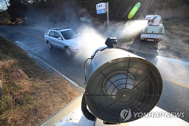 '방역은 꼼꼼하게' (상주=연합뉴스) 김현태 기자 = 2일 경북 상주시 공성면 산란계 농장에서 고병원성 조류인플루엔자(AI)가 확진돼 농장 인근 도로에서 방역작업이 이뤄지고 있다. 2020.12.2 mtkht@yna.co.kr