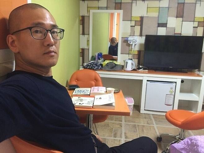 기름의 양이 너무 많아 공장으로 운반해 오지 못할 경우에는 외근도 나가는 모양인데, 모텔에서 기름때 묻은 모습을 찍어 보내올 때마다 마음이 짠했다. 김비 제공