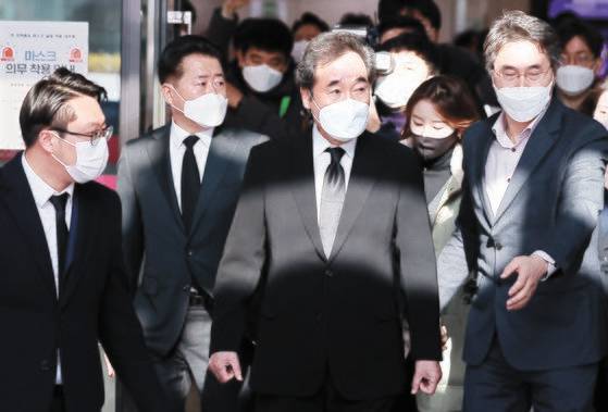 이낙연 더불어민주당 대표(왼쪽 셋째)가 4일 측근인 당대표 비서실 이모 부실장의 빈소를 찾아 조문한 뒤 장례식장을 나서고 있다. [연합뉴스]