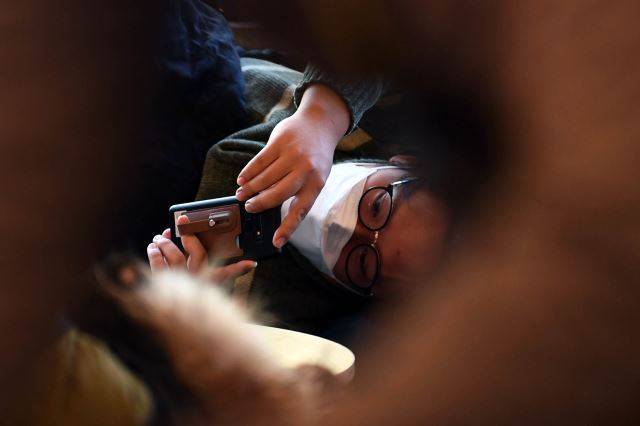 한 은둔 청년이 지난 1일 서울 성북구 리커버리센터에서 소파에 누워서 스마트폰을 보고 있다. 윤성호 기자