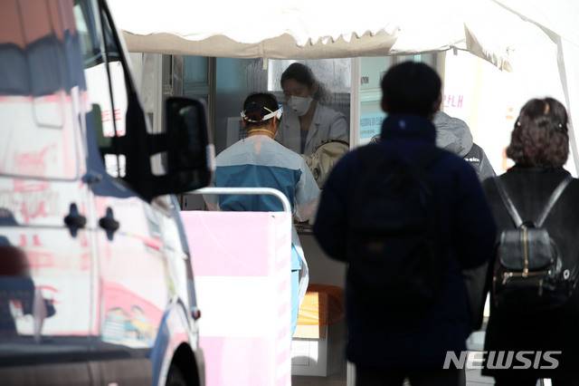 [서울=뉴시스]김선웅 기자 = 코로나 신규 확진자 수가 629명을 기록한 4일 서울 중구 국립중앙의료원에 설치된 코로나19 선별진료소에서 의료진이 분주히 움직이고 있다. 2020.12.04. mangusta@newsis.com