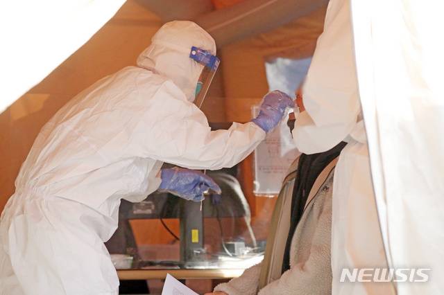 [서울=뉴시스] 박미소 기자 = 20일 오전 서울 강남구 보건소에 마련된 신종코로나바이러스감염증(코로나19) 선별진료소에서 의료진이 검체 채취를 하고 있다.2020.10.20.  misocamera@newsis.com