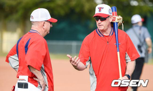 [OSEN=포트마이어스(미국 플로리다주),박준형 기자]KIA 맷 윌리엄스 감독과 마크 위더마이어 코치가 이야기를 나누고 있다. / soul1014@osen.co.kr