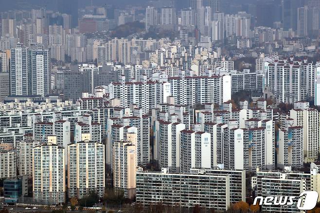 전세난이 서울을 넘어 수도권, 지방으로 확산하며 급등한 전셋값이 매매가격에도 영향을 미치고 있는 16일 서울 도심의 아파트 단지 모습. 정부가 이번 주 수도권을 중심으로 10만가구 안팎의 공공임대주택을 공급하는 내용의 전세대책을 발표할 것으로 알려졌다. 2020.11.16/뉴스1 © News1 이광호 기자