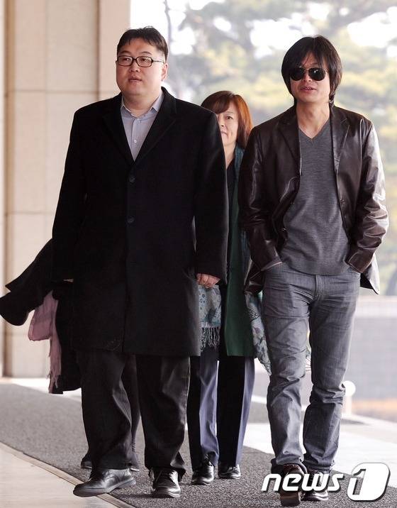 인터넷 팟캐스트 '나는 꼼수다(나꼼수)' 를 함께 진행했던 김용민 씨(왼쪽)와 주진우 전 시사인 기자.