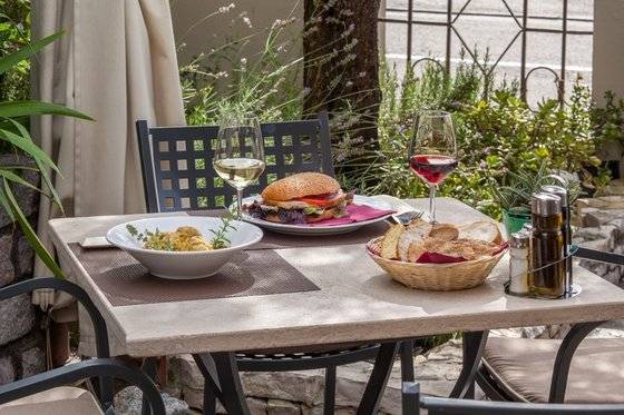 독일에서는 술이나 물을 따를 때 잔에 닿지 않도록 주의해야 하며, 음식이나 술 등을 권할 때에는 한 번 "No"라는 대답을 들으면 거듭 강요해서는 안 된다. [사진 pxhere]