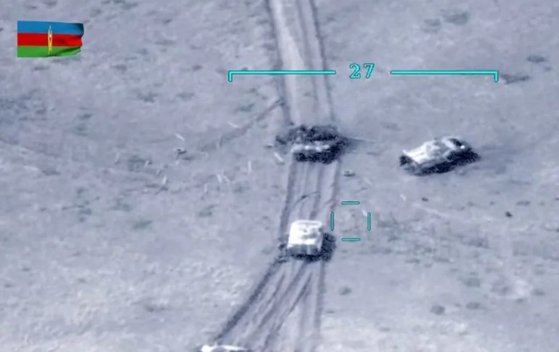 아제르바이잔 드론이 아르메니아 기갑차량을 공습하고 있다.  [아제르바이잔 국방부 유튜브 계정 캡처]