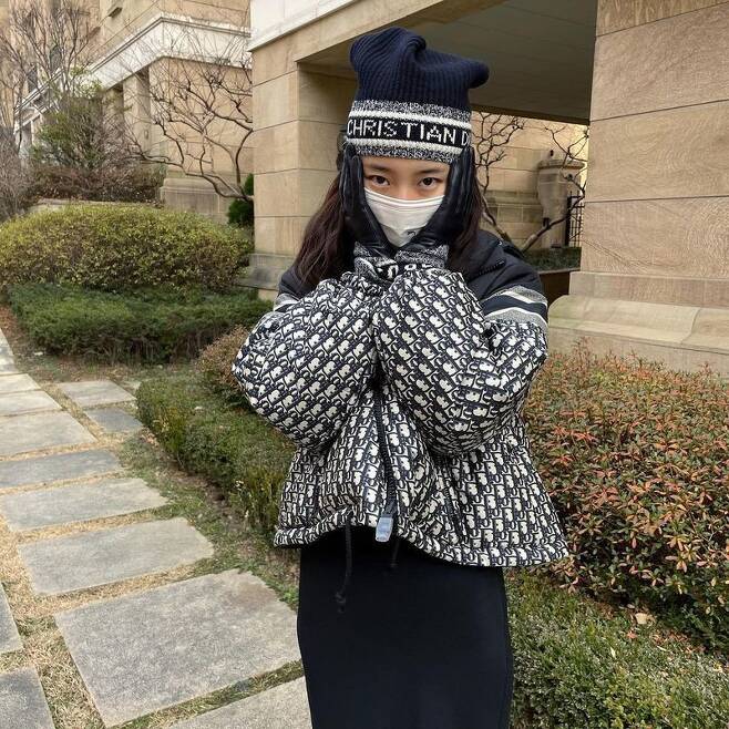 Singer-bran actor Bae Suzy directs a cute winter look.Bae Suzy posted several photos to Instagram on December 6.In the photo, Bae Suzy, wearing a mask, pressed the Carabinieri to see that the winter had come.  Bae Suzy reveals only his eyes with a mask and hat, but even from that he is a beautiful beauty.The people who saw the photos marveled at what is so pretty today, Bae Suzy is what and Bae Suzy is perfect for the world.Meanwhile, Bae Suzy is starring in the tvN drama Startup.