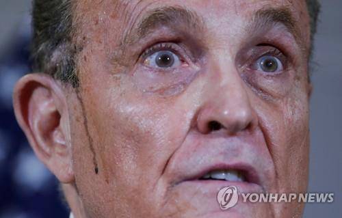염색약과 섞여 줄리아니 볼 위로 흘러내린 검은색 땀 [로이터=연합뉴스]