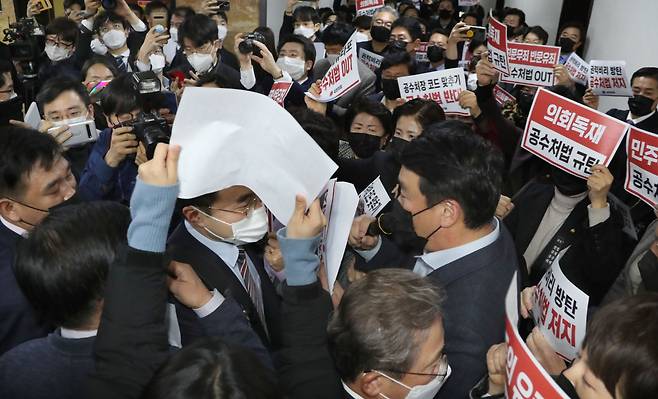 7일 오후 국민의힘 의원들이 더불어민주당의 고위공직자범죄수사처(공수처)법 개정안 등 입법 강행에 맞서 서울 국회 법사위 회의실 앞에 집결해 규탄 구호를 외치는 가운데 더불어민주당 김남국 의원이 국민의힘 의원들 사이를 뚫고 회의장으로 들어가고 있다. /국회사진기자단