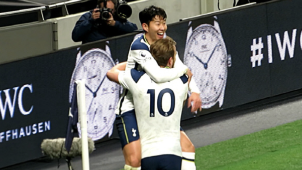 토트넘 손흥민이 7일(한국 시각) 영국 런던 토트넘홋스퍼 스타디움에서 열린 2020~2021시즌 EPL 11라운드 아스널과 홈경기에서 해리 케인과 골을 합작한 뒤 얼싸안으며 기뻐하고 있다. /AP