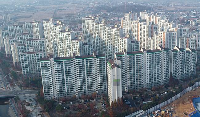 정부의 새 임대차보호법 시행 후 서울 지역 전세가 품귀 현상을 빚자 김포·파주 등 서울 인접 지역 아파트값이 오르는 현상이 발생했다. 사진은 11월 15일 오후 경기도 김포의 아파트 단지. 사진 연합뉴스