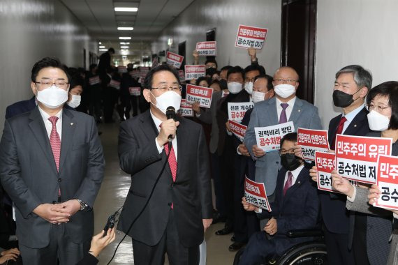 주호영(왼쪽 두번째) 국민의힘 원내대표가 7일 서울 여의도 국회 법제사법위원회 법안심사제1소위 회의실 앞에서 공수처법 관련 입장을 밝히고 있다. 사진=서동일 기자