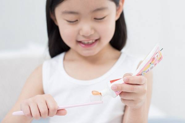 어린이가 불소가 함유된 치약을 많이 삼키면 위장장애나 구토가 발생할 수 있다./사진=클립아트코리아