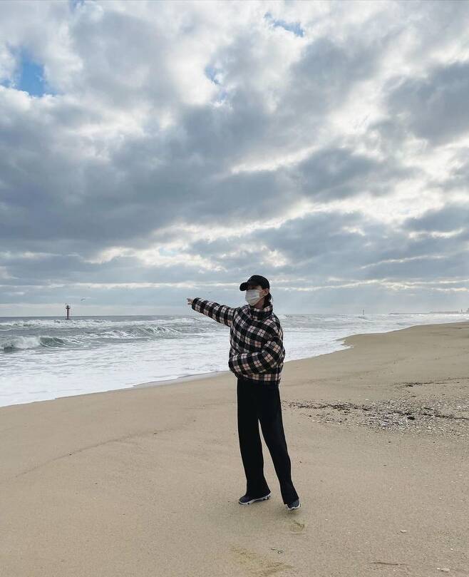 Kang Han-Na, like everyday pictures, goddess atmosphere on the beachActor Kang Han-Na has revealed the latest.Kang Han-Na posted a photo on his SNS on December 7 with an article entitled Thx.Kang Han-Na in the photo showed a superior body ratio with a fresh pose on the beach.Kang Han-Na unveiled her stylish winter look in a checkered jacket.On the other hand, Kang Han-Na appeared in the TVN Saturday drama Start-up which ended on December 6.