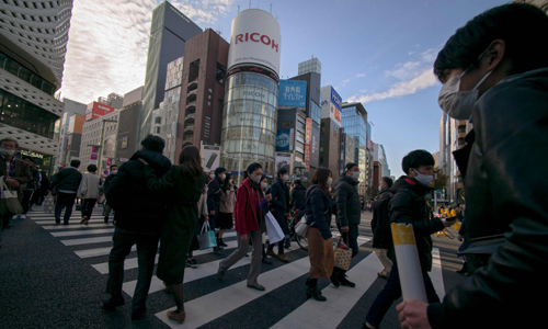 6일 일본 도쿄의 한 거리를 시민들이 걷고 있다. 도쿄=AFP연합뉴스